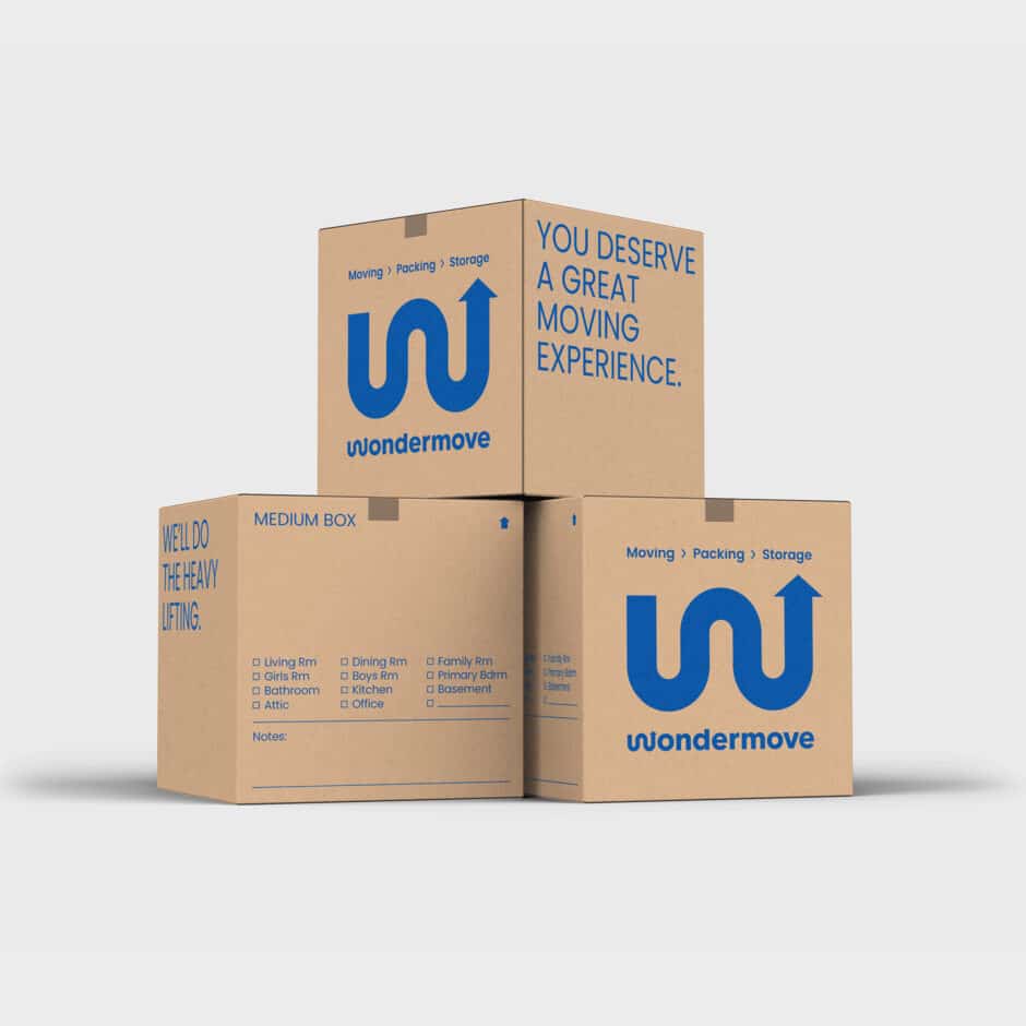 Three brown cardboard boxes with blue text and logo for "Wondermove" are stacked. Messages convey ease of moving and storage, creating an organized and reassuring tone.